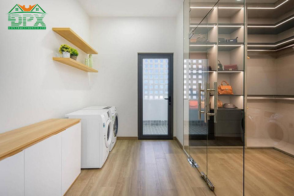 Khu vực giặt đồ được ngăn cách bằng lớp kính cường lực để tránh ồn