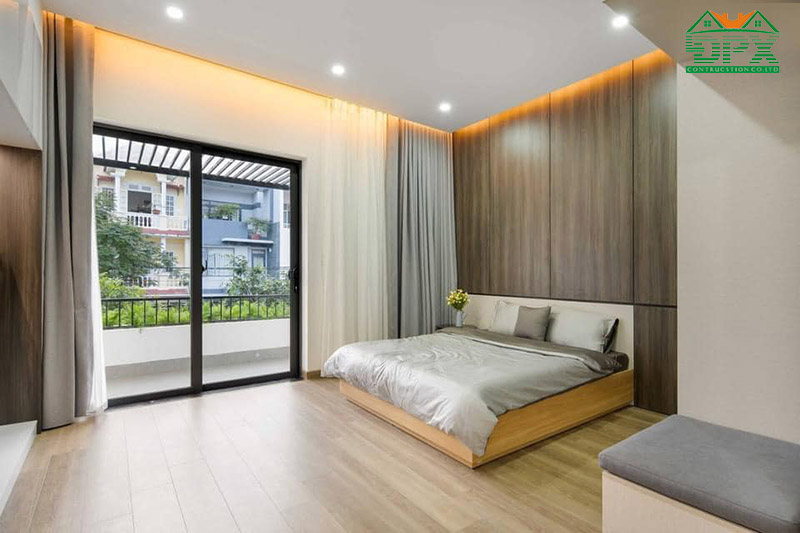 Phòng ngủ Master với cửa kính lớn hướng ra phía ban công