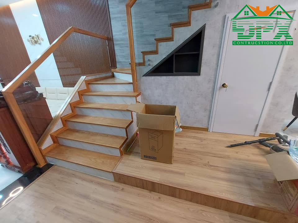 Chúng tôi sử dụng gỗ công nghiệp cho sàn nhà và cầu thang