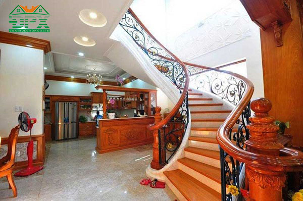 Cầu thang sắt mỹ thuật chữ C kết hợp tay vịn gỗ tạo nên mẫu cầu thang đầy cuốn hút