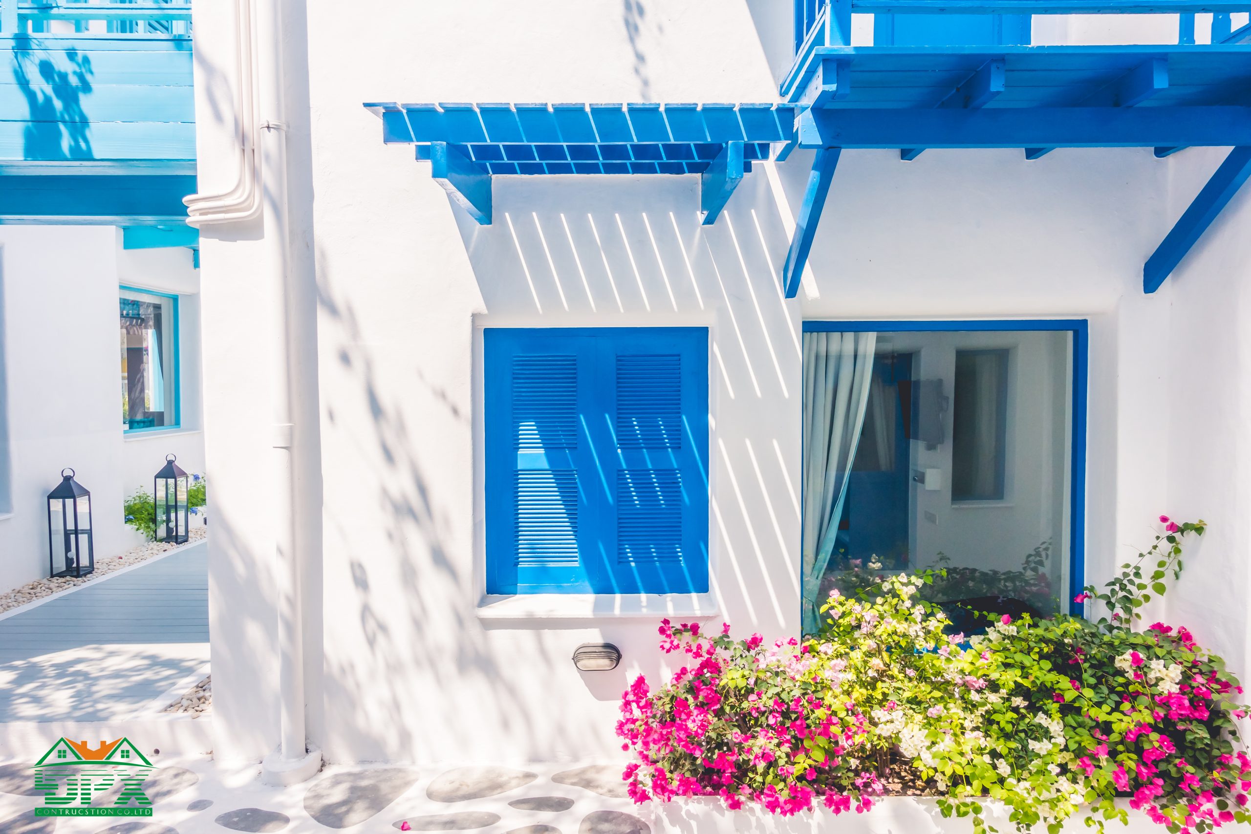 Tông nền trắng - xanh ra trời đã được nhiều homestay và khách sạn ở Việt Nam lựa chọn
